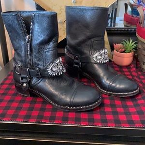 Unique boot w stunning trim..soft genuine leather.. super comfy